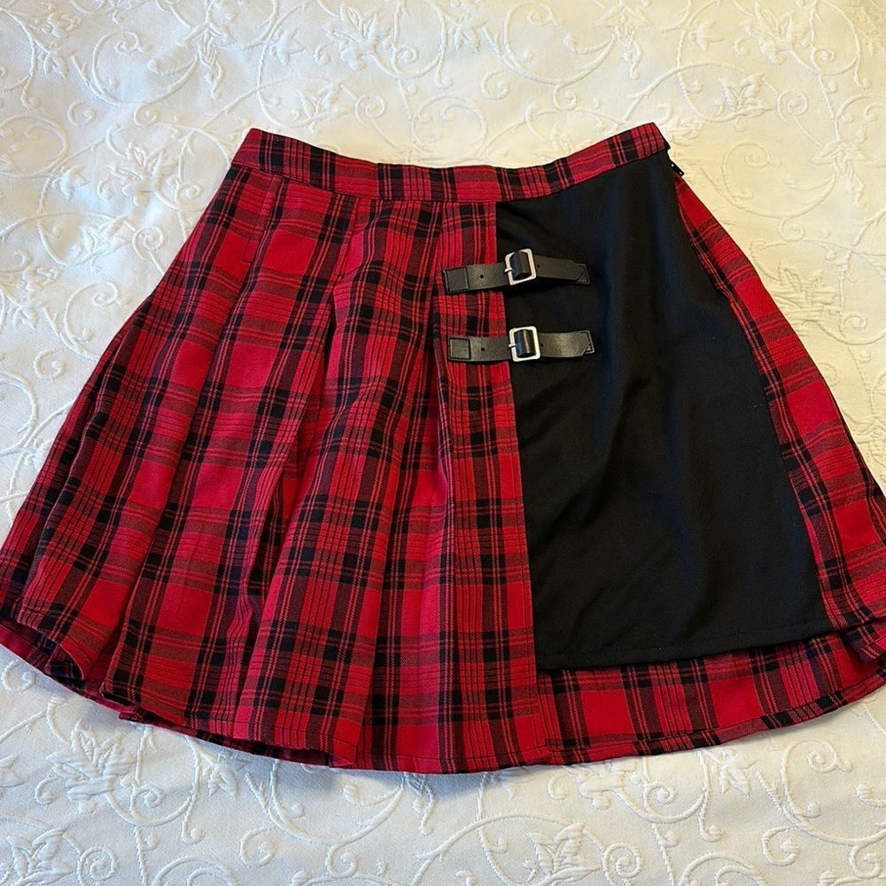 Hot‎ Topic Black and Red Plaid Women's Miniskirt with Buckle Detail Size Small